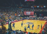 爱游戏APP-跨越疆界的篮球叙事，莫兰特冠军级表现与上海队压制猛龙的启示