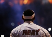 爱游戏tv-奇才灰熊激战，范弗利特稳定输出成胜负关键