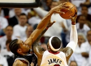 爱游戏官网-四川队碾压上海队，浓眉哥扛起全队