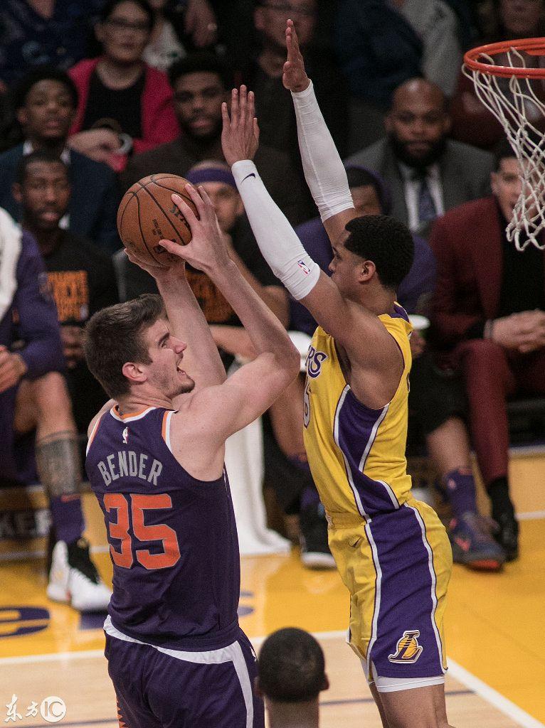 湖人翻盘上海队，武切维奇状态火热