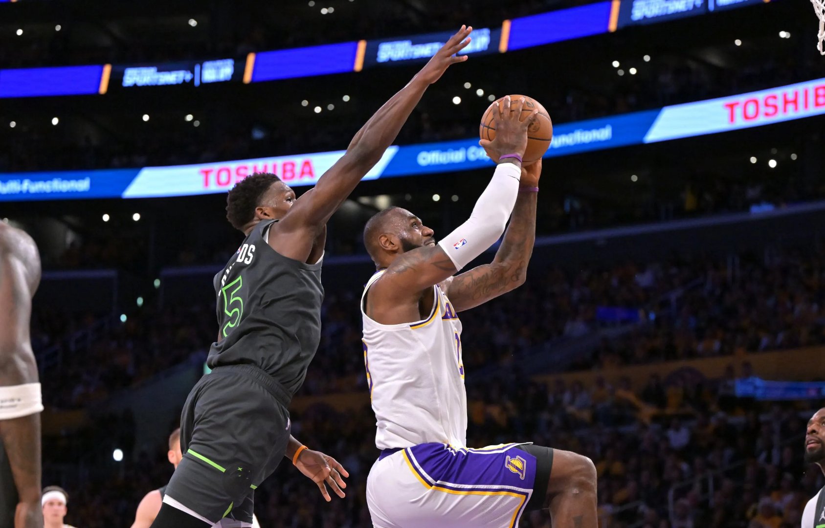 湖人绝杀热火,欧文带队取胜 湖人绝杀热火,欧文带队取胜