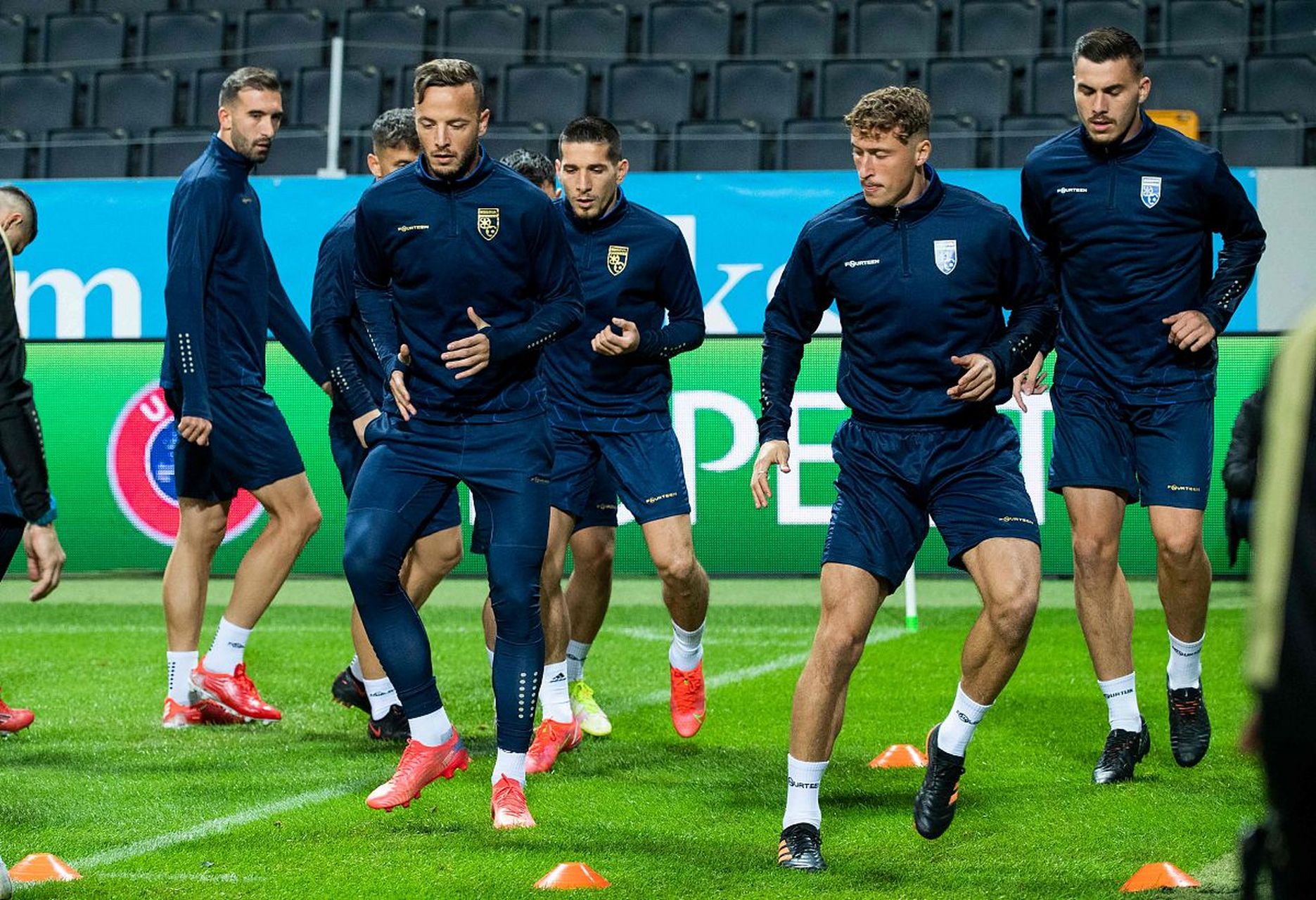 法国队表现抢眼，轻松晋级八强