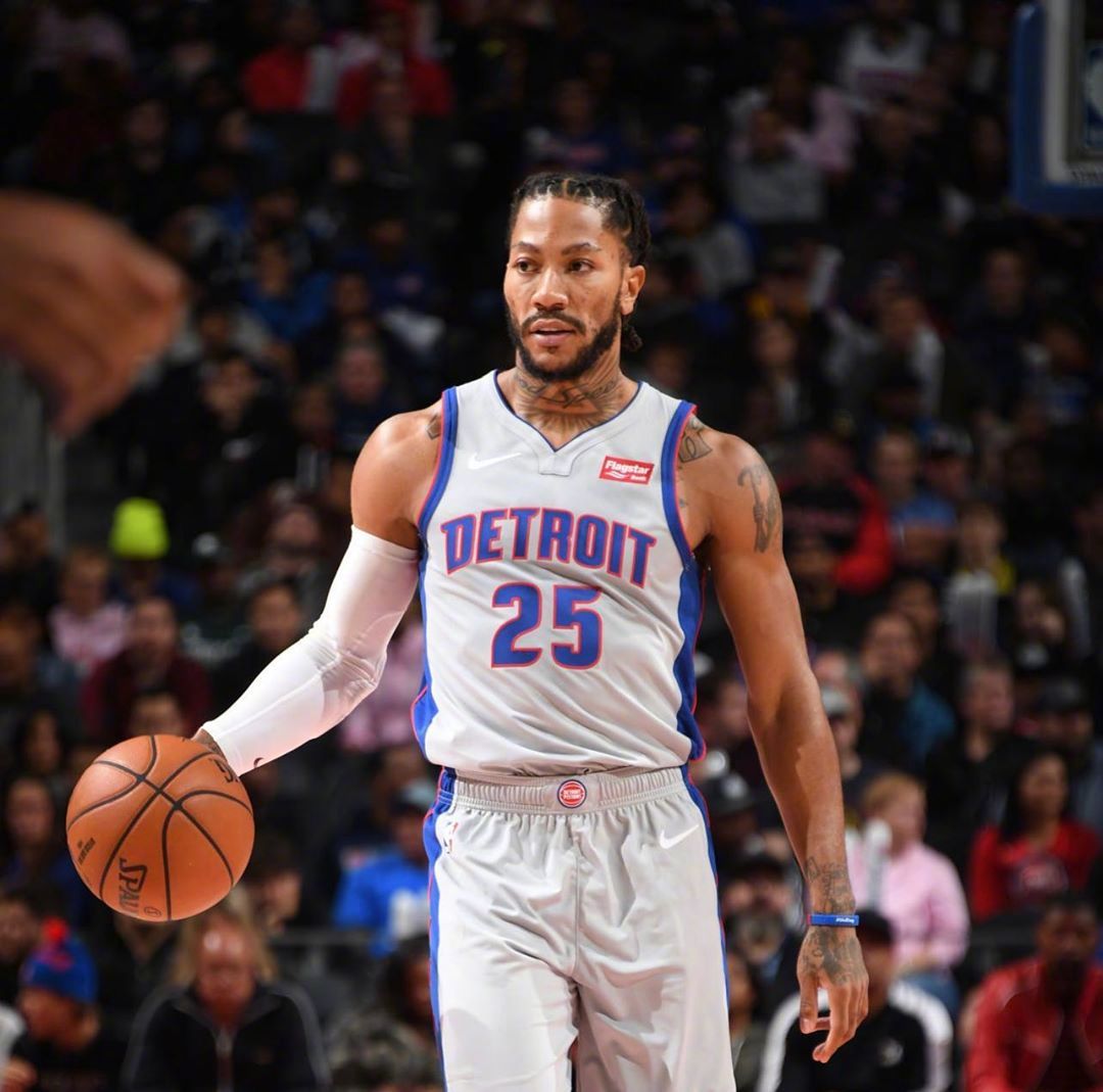 老将新秀联手作战，场上呈现绝妙组合，斗志昂扬