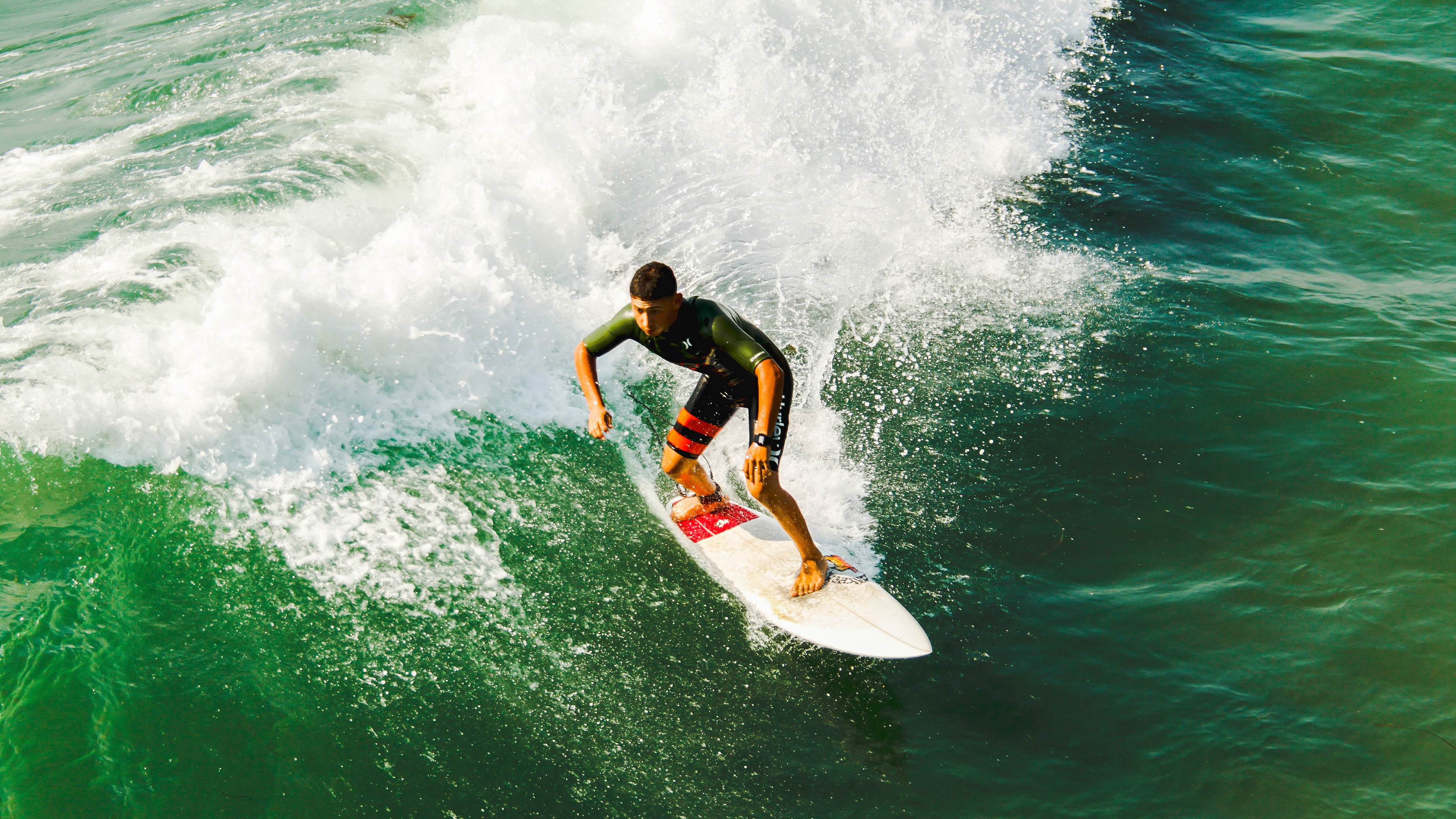 皮克执掌风云，几内亚连续得分压制南非，赛场走势尽在掌控